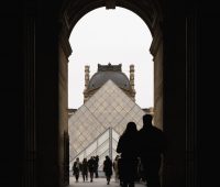 Redécouvrez le quartier du Louvre avec des comédiens