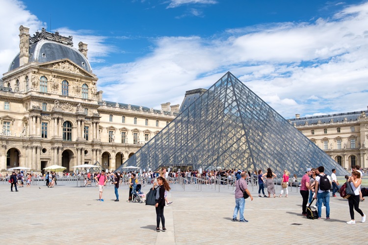Visiter le quartier du Louvre à pied : notre itinéraire historique